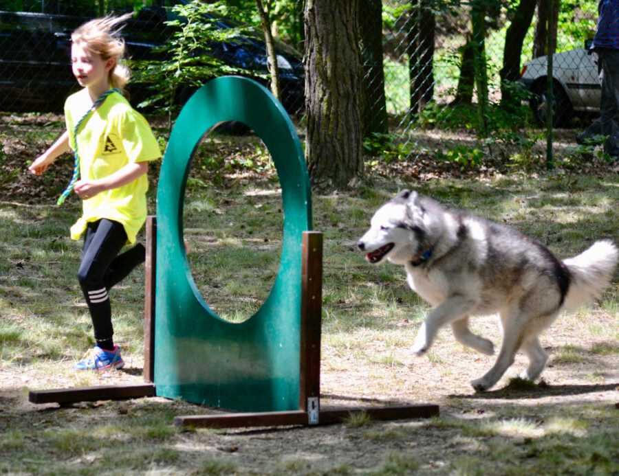 Kind Hindernislauf